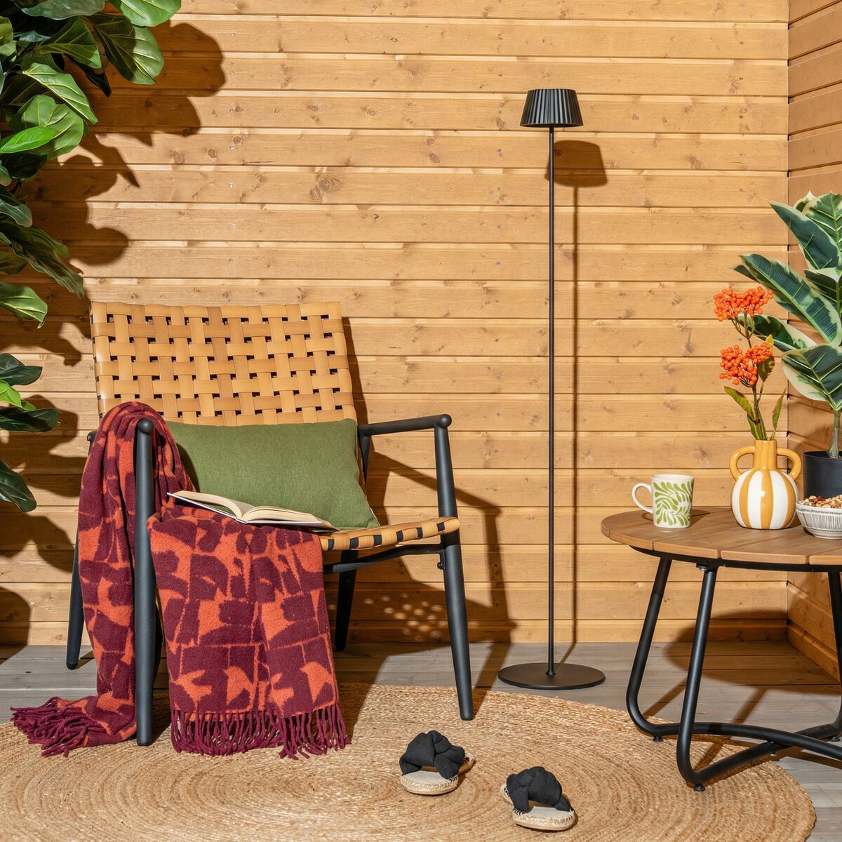 Trio Suarez ladattava LED lattiavalaisin sisä- ja ulkokäyttöön mattamusta